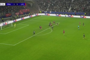 該傳啊！薩拉赫無視空門的維爾茨打門被撲，維爾茨氣的跳了起來