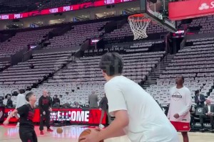 終結是必修課！楊瀚森賽前熱身練習勾手&內線扣籃！