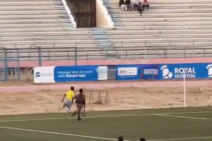 你是真勇啊！安保手持AK追擊沖場球迷