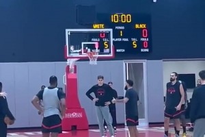 恢復這么快膝蓋未戴護具？范弗利特現身火箭訓練場指導隊友