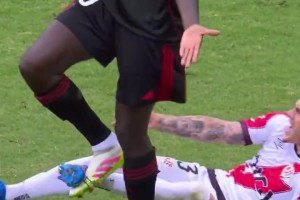 足壇百年難得一遇的時刻！藕斷絲連的防守！