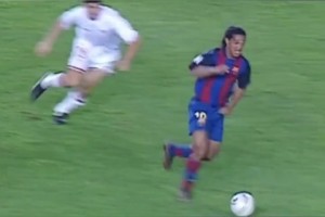 足球精靈逆天腳法！小羅盤帶“八百里外”一炮解決！