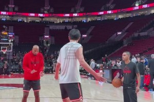 楊瀚森賽前的護(hù)框練習(xí)起作用了！今天上場送了兩記大帽！