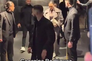 有路人用Siu和喬治娜打招呼，喬治娜眼神玩味看起來(lái)懂了