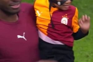 難道是遺傳？奧斯梅恩與女兒一起慶祝，女兒也有專屬面罩！