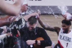 一掃陰霾！開拓者全員潑水慶祝斯普利特首勝小楊潑得很開心啊