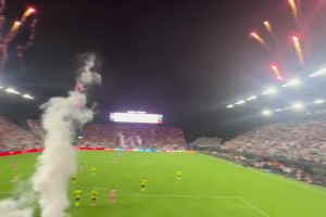 放煙花慶祝！現場球迷視角拍攝梅西頭球沖頂破門！