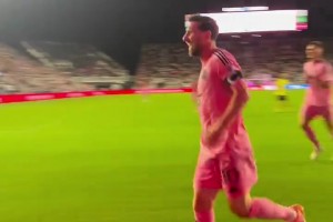 飛翔的阿根廷人！現場視角看梅西頭球破門