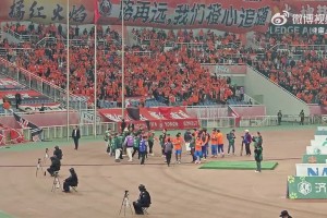 賽后謝場時泰山球迷高喊：We are one！
