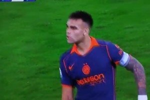 勞塔羅用意大利國粹手勢瘋狂嘲諷孔蒂，孔蒂在場邊不甘示弱