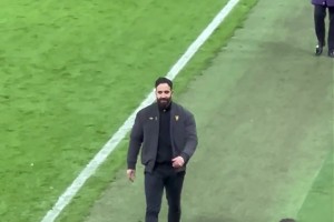 很開心！阿莫林退場時向球迷喊道：“加油！！！”??