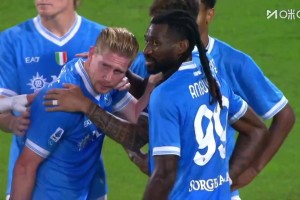 傷情很不妙！德布勞內點射時受傷，直接被隊醫攙扶下場