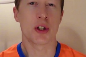 中超爭冠！申花球迷拿ipad看蓉城比賽