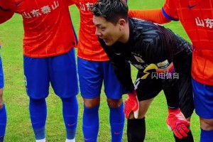 泰山隊臨陣替換首發，賽前韓鵬表情嚴肅