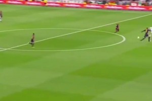 C羅當年在國家德比上腳后跟挑球過掉皮克，皮克有點無奈