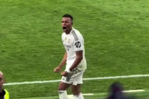 終結(jié)國(guó)家德比4連敗！皇馬2:1巴薩終場(chǎng)哨響后，皇馬三巨頭的反應(yīng)