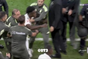 差點(diǎn)沒拉住！沖突結(jié)束后，維尼修斯又朝著亞馬爾沖過去