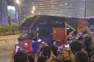 巴薩大巴離開伯納烏球場(chǎng)時(shí)，皇馬球迷比中指+唱歌嘲諷