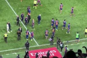 未參與謝場(chǎng)，亞馬爾和維尼修斯隔空叫板后直接返回更衣室