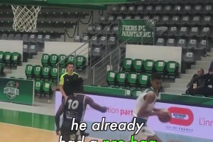 有求必應(yīng)！楊瀚森結(jié)束熱身后為場邊中國球迷們進(jìn)行簽名