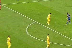 同樣也是任意球大師！這個位置斯坦丘簡直就是在罰點球！