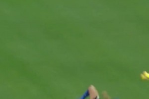 也就只有伊布才能做出的動作！這是什么神仙傳球姿勢？