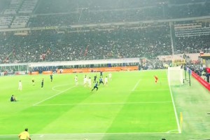 是點球嗎？梅阿查實拍：皮奧禁區內遭拉拽摔倒，主裁判沒表示