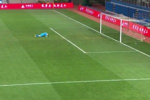 是演還是確實菜？國內門將離譜失誤丟球時刻！我要笑出淚了！