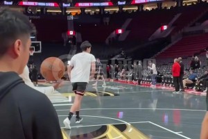 面對自己的偶像！楊瀚森練習籃下終結，遠端的約基奇正在訓練三分！