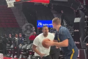 這技術真細膩！仔細觀察小楊的偶像約基奇熱身，也太絲滑了~