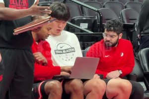 在聊什么？楊瀚森賽前與助教人員積極溝通，無需翻譯！