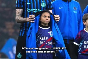 大暖男?！巴斯托尼為小球童披上自己的訓練服避雨