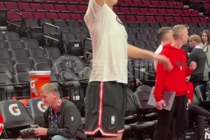 心態不錯啊！楊瀚森練習三分，投著投著突然自己就笑了！