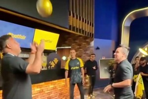 安帥選擇理想中場陣容：齊達內/卡卡，皮爾洛，魔笛，神燈/蒂亞戈