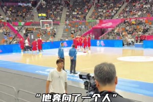 非常專注！助教給楊瀚森分析錄像，小楊目不轉睛仔細聽講